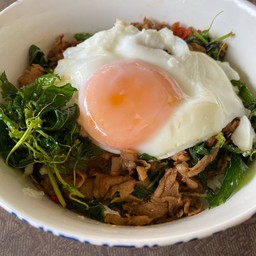 ข้าวเนื้อโคขุนสไลด์ผัดกะเพรา&ไข่ลาวา