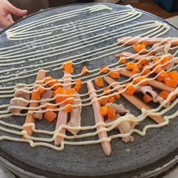 แป้งชาโคล ไส้กรอก เบคอน ไข่แดงเค็ม