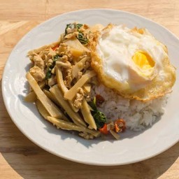 ผัดหน่อไม้ไข่ใส่กุ้งราดข้าวไข่ดาว