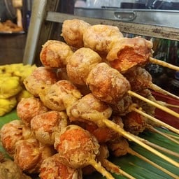 คุณตูน หมูปิ้งลูกชิ้นทอด ตลาดปทุม