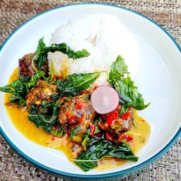 ข้าวผัดกะเพราเนื้อมีทบอล