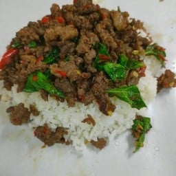 ข้าวกะเพราเนื้อสับ ห่อกระดาษ