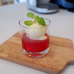 เจลลี่พร้อมไอศกรีมวานิลลา