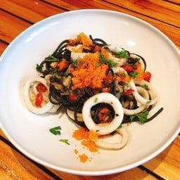 สปาเก็ตตี้เส้นดำคั่วพริกเกลือปลาหมึก(โรยไข่กุ้ง)