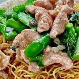 หมี่กรอบราดหน้าหมู