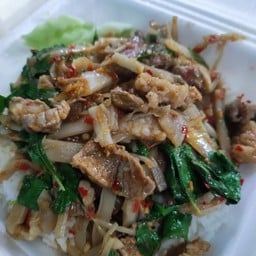 กะเพราเนื้อใส่หน่อไม้ดอง เป็นกับ