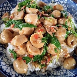 ข้าวราดกะเพราลูกชิ้นปลา