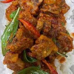 ข้าวหมูกรอบผัดพริกแกง
