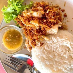 ข้าวราดกระเทียมพริกไทย น้ำจิ้มซีฟู้ด