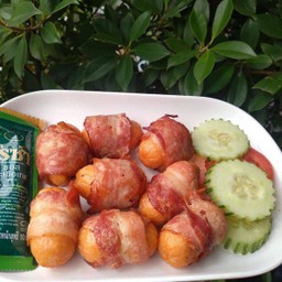 ไส้กรอกพันเบคอนทอด