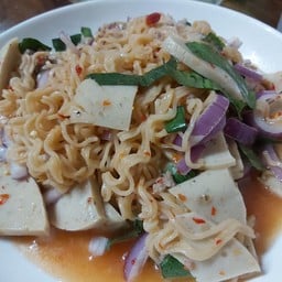 ยำมาม่า (หมูสับ+หมูยอ)