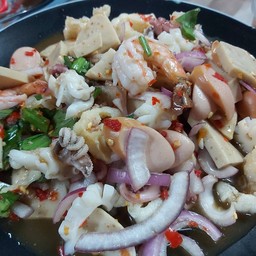 ยำรวมมิตร(หมูสับ+หมูยอ+ไส้กรอก+เล็บมือนาง+กุ้ง+หมึก)