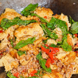 กะเพราไข่เจียวใส่หมูสับราดข้าว