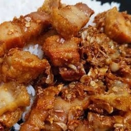ข้าวหมูกรอบทอดกระเทียม