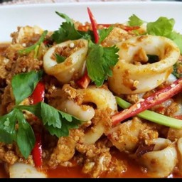 ปลาหมึกผัดผงกะหรี่