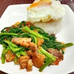 ผัดผักบุ้งหมูกรอบ ราดข้าว