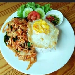 เนื้อผัดหน่อไม้ดองราดข้าวไข่ดาว