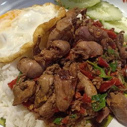 กะเพราเครื่องในไก่ (เครื่องในรวม ระบุแยกไม่ได้)+ไข่ดาว