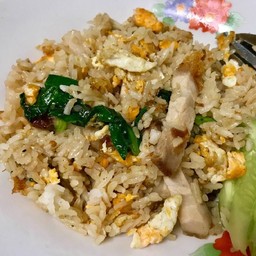 ข้าวผัดหมูกรอบ
