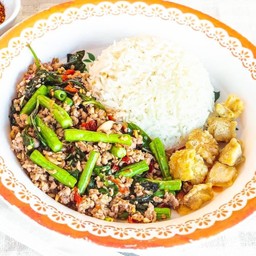 ผัดโหระพาราดข้าว