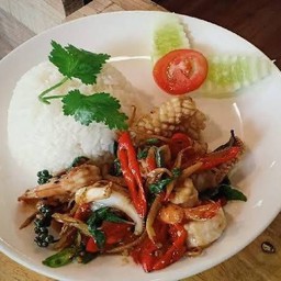 ผัดฉ่าทะเลราดข้าว