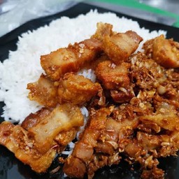 ข้าวหมูกรอบกระเทียม