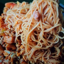 ผัดข้าวปุ้น (ขนมจีน)
