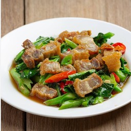 คะน้าหมูกรอบเป็นกับ