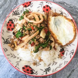 ข่้าวกระเพราหมูสับ+ปลาหมึก+ไข่ดาว