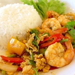 ผัดผงกะหรี่ทะเลราดข้าว