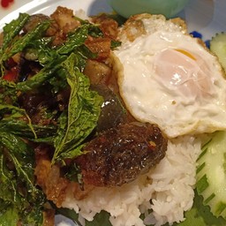 กะเพราหมูกรอบ  ไข่เยี่ยวม้า+ไข่ดาว
