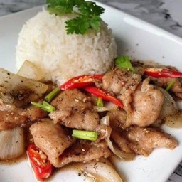 หมูผัดพริกไทยดำราดข้าว