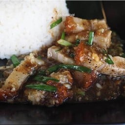 ข้าวหมูกรอบพริกไทยดำ