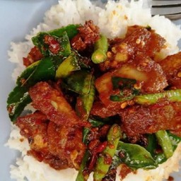 ข้าวพริกแกงหมูกรอบฝักยาว