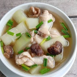 น่องไก่ตุ๋นใส่ฟัก