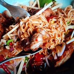 ยำมาม่าไก่ทอด