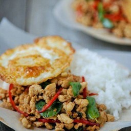 กระเพราหมูชิ้นราดข้าว