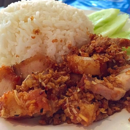 หมูกรอบผัดกระเทียมพริกไทยราดข้าว