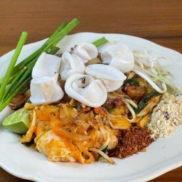 ผัดไทคุณยายแฉล้ม