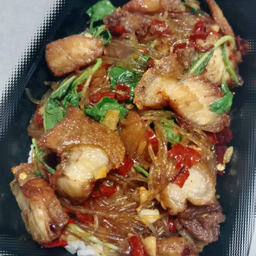 หมูกรอบผัดวุ้นเส้นราดข้าว