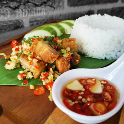 หมูกรอบคั่วพริกเกลือราดข้าว