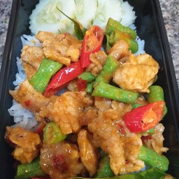 เครื่องแกงหมู ถั่วฝักยาวราดข้าว