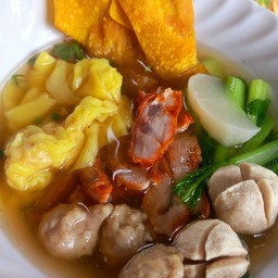 บะหมี่เกี๊ยวหมูแดงหมูเด้ง น้ำใส