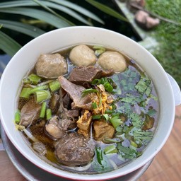 ก๋วยเตี๋ยวเนื้อตุ๋นสุดซอย