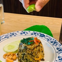 ข้าวผัดกาน่าฉ่ายเม็ดมะม่วงทอด