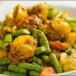 ข้าวราดเผ็ดลูกชิ้นปลา/เนื้อ