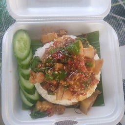 ผัดกระเพรา หมูสับ ผักบุ้ง (ราดข้าว)