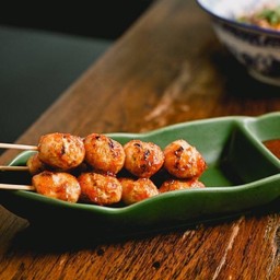 TSA1 ลูกชิ้นหมูปิ้ง (3 ไม้) GRILLED PORK BALL(3 SKEWERS)WITH SWEET CHILLI DIP