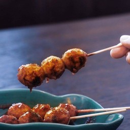TSA2 ลูกชิ้นเนื้อปิ้ง (3 ไม้) GRILLED BEEF BALL (3 SKEWERS) WITH SWEET CHILLI DIP
