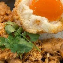 หมูกระเทียมพริกไทราดข้าวไข่ดาว